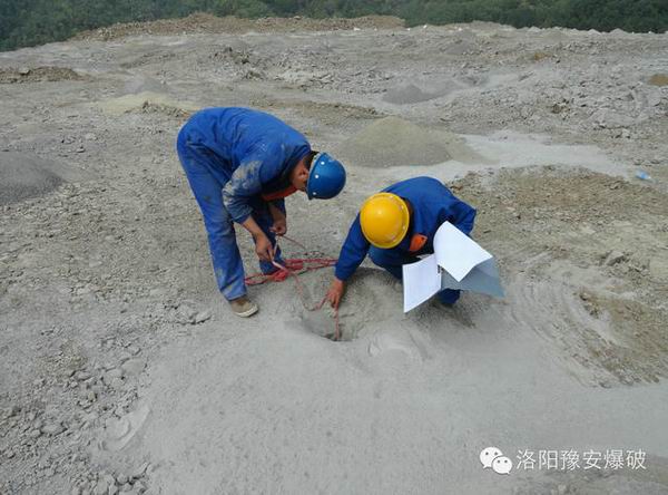 項目部穿爆科對現(xiàn)場作業(yè)質量進行檢查